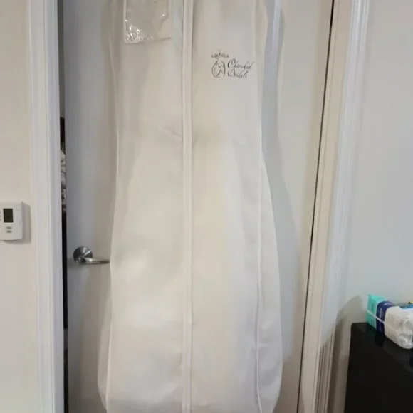 Gorgeous beautiful shape used Galina Signature Wedding gown Ivory, halter Size 6 - Picture 10 of 11